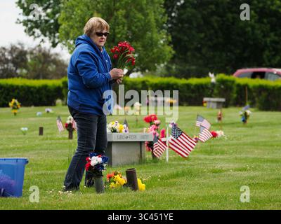 28. Mai 2021, SIOUX CITY, IOWA, USA: CAROL WASHBURN aus des Moines hält an, um sich zu erinnern, als sie Blumen für Familienmitglieder auf dem Memorial Park Cemetery in Sioux City, Iowa, am Samstag, 29. Mai 2021, ausbringt. Washburn wuchs in einer kleinen Gemeinde Nebraska auf, direkt gegenüber dem Missouri River von Sioux City. Während der Woche brachten die örtlichen Strafverfolgungsbehörden und Mitglieder der Iowa Air National Guard und der Army National Guard kleine amerikanische Flaggen auf die Gräber von Veteranen. (Bild: © Jerry Mennenga/ZUMA Wire) Stockfoto