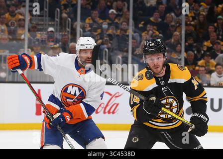 Mai 2021; Boston, MA, USA; Boston Bruins rechtskräftiger Chris Wagner (14) beobachtet den Flug des Pucks während des ersten Spiels und der zweiten Runde der NHL Stanley Cup Playoffs zwischen den New York Islanders und Boston Bruins im TD Garden. Anthony Nesmith/CSM(Credit Image: &Copy; Anthony Nesmith/CSM via ZUMA Wire) Stockfoto