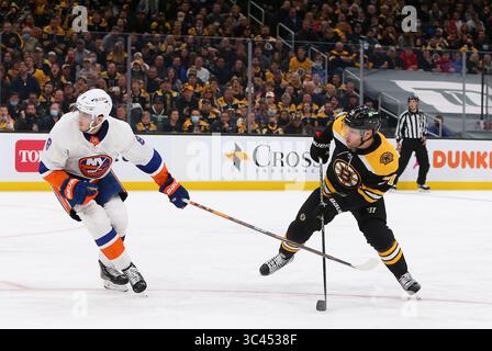 Mai 2021; Boston, MA, USA; Boston Bruins verließen Taylor Hall (71) und Noah Dobson (8) in der ersten und zweiten Runde der NHL Stanley Cup Playoffs zwischen den New York Islanders und Boston Bruins im TD Garden. Anthony Nesmith/CSM(Credit Image: &Copy; Anthony Nesmith/CSM via ZUMA Wire) Stockfoto