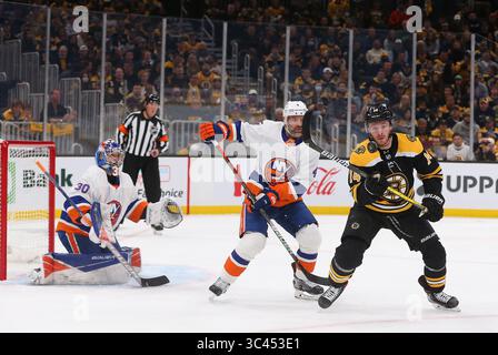 Mai 2021; Boston, MA, USA; Boston Bruins rechtskräftiger Chris Wagner (14) beobachtet den Flug des Pucks während des ersten Spiels und der zweiten Runde der NHL Stanley Cup Playoffs zwischen den New York Islanders und Boston Bruins im TD Garden. Anthony Nesmith/CSM(Credit Image: &Copy; Anthony Nesmith/CSM via ZUMA Wire) Stockfoto