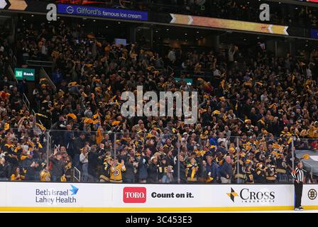 Mai 2021; Boston, MA, USA; die Fans von Boston Bruins feiern nach einem Tor im ersten Spiel und in der zweiten Runde der NHL Stanley Cup Playoffs zwischen den New York Islanders und Boston Bruins im TD Garden. Anthony Nesmith/CSM(Credit Image: &Copy; Anthony Nesmith/CSM via ZUMA Wire) Stockfoto