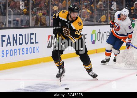 Mai 2021; Boston, MA, USA; in Boston Bruins spielt Sean Kuraly (52) im ersten Spiel und in der zweiten Runde der NHL Stanley Cup Playoffs zwischen den New York Islanders und Boston Bruins im TD Garden. Anthony Nesmith/CSM(Credit Image: &Copy; Anthony Nesmith/CSM via ZUMA Wire) Stockfoto