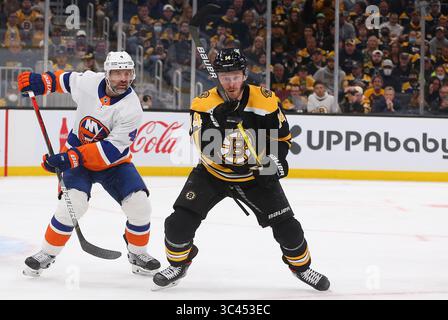Mai 2021; Boston, MA, USA; Boston Bruins rechtskräftiger Chris Wagner (14) beobachtet den Flug des Pucks während des ersten Spiels und der zweiten Runde der NHL Stanley Cup Playoffs zwischen den New York Islanders und Boston Bruins im TD Garden. Anthony Nesmith/CSM(Credit Image: &Copy; Anthony Nesmith/CSM via ZUMA Wire) Stockfoto