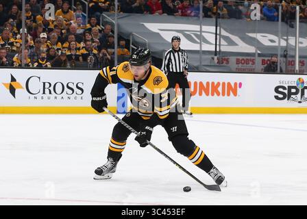 Mai 2021; Boston, MA, USA; Boston Bruins verließ den Flügel Taylor Hall (71) im ersten Spiel und in der zweiten Runde der NHL Stanley Cup Playoffs zwischen den New York Islanders und Boston Bruins im TD Garden. Anthony Nesmith/CSM(Credit Image: &Copy; Anthony Nesmith/CSM via ZUMA Wire) Stockfoto
