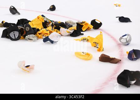 Mai 2021; Boston, MA, USA; Boston Bruins Fans werfen Hüte auf das Eis, nachdem Boston Bruins im ersten Spiel und in der zweiten Runde der NHL Stanley Cup Playoffs zwischen den New York Islanders und Boston Bruins im TD Garden den rechten Flügel David Pastrnak (88) (nicht im Bild) gespielt hatte. Anthony Nesmith/CSM(Credit Image: &Copy; Anthony Nesmith/CSM via ZUMA Wire) Stockfoto