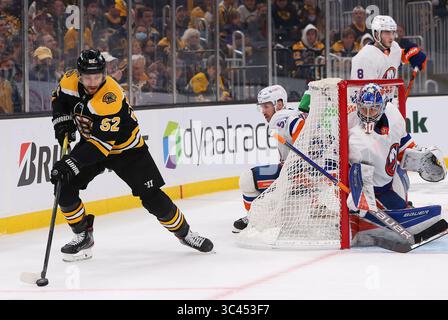 Mai 2021; Boston, MA, USA; in Boston Bruins spielt Sean Kuraly (52) im ersten Spiel und in der zweiten Runde der NHL Stanley Cup Playoffs zwischen den New York Islanders und Boston Bruins im TD Garden. Anthony Nesmith/CSM(Credit Image: &Copy; Anthony Nesmith/CSM via ZUMA Wire) Stockfoto