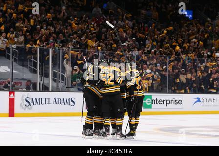 Mai 2021; Boston, MA, USA; die Spieler von Boston Bruins feiern ein Tor in der ersten und zweiten Runde der NHL Stanley Cup Playoffs zwischen den New York Islanders und Boston Bruins im TD Garden. Anthony Nesmith/CSM(Credit Image: &Copy; Anthony Nesmith/CSM via ZUMA Wire) Stockfoto