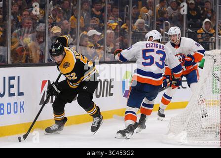 Mai 2021; Boston, MA, USA; in Boston Bruins spielt Sean Kuraly (52) im ersten Spiel und in der zweiten Runde der NHL Stanley Cup Playoffs zwischen den New York Islanders und Boston Bruins im TD Garden. Anthony Nesmith/CSM(Credit Image: &Copy; Anthony Nesmith/CSM via ZUMA Wire) Stockfoto