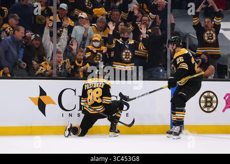 Mai 2021; Boston, MA, USA; die Fans reagieren darauf, als der rechte Flügel von Boston Bruins David Pastrnak (88) im ersten Spiel und in der zweiten Runde der NHL Stanley Cup Playoffs zwischen den New York Islanders und Boston Bruins im TD Garden ein Tor feiert. Anthony Nesmith/CSM(Credit Image: &Copy; Anthony Nesmith/CSM via ZUMA Wire) Stockfoto