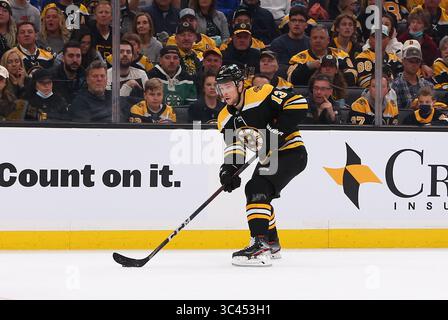 Mai 2021; Boston, MA, USA; Boston Bruins bringt Charlie Coyle (13) in Aktion während des ersten Spiels und der zweiten Runde der NHL Stanley Cup Playoffs zwischen den New York Islanders und Boston Bruins im TD Garden. Anthony Nesmith/CSM(Credit Image: &Copy; Anthony Nesmith/CSM via ZUMA Wire) Stockfoto
