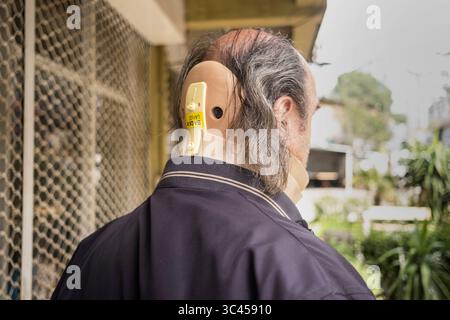 31. März 2020, Izmir, Izmir, Türkei: Verletzte, die mit einer Nackenstütze auf der Straße nach einem Autounfall laufen. (Abbildung: © Uygar Ozel/ZUMA Wire) Stockfoto