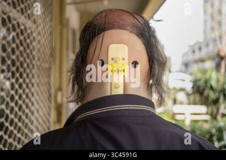 31. März 2020, Izmir, Izmir, Türkei: Verletzte, die mit einer Nackenstütze auf der Straße nach einem Autounfall laufen. (Abbildung: © Uygar Ozel/ZUMA Wire) Stockfoto