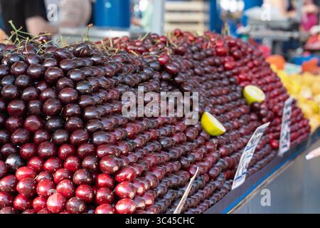 Frische Kirschen. Ordentlich aufgelegte Kirschen an einem Theken auf einem lokalen Markt. Sommersaison mit Beeren und Früchten, Bauernmarkt Stockfoto