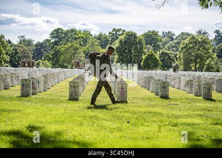 27. Mai 2021 - Arlington, Virginia, USA - Soldaten des 3. US-Infanterieregiments der US Army (The Old Guard) legen zusammen mit Soldaten aller Militäreinrichtungen mehr als 265.000 US-Flaggen an jedem Grabstein, jeder Kolumbarium-Hofsäule und jeder Nische-Wand-Säule als Teil von Flags-in auf dem Arlington National Cemetery, Arlington. (Kreditbild: © Elizabeth Fraser/U.S. Army/ZUMA Wire/ZUMAPRESS.com) Stockfoto