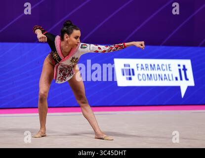 28. Mai 2021, Pesaro, Italien: Ein Mitglied der italienischen Gruppe tritt während der Rhythmic Gymnastics FIG World Cup 2021 Pesaro in der Vitrifrigo Arena in Pesaro auf. (Kreditbild: © Fabrizio Carabelli/SOPA Images via ZUMA Wire) Stockfoto