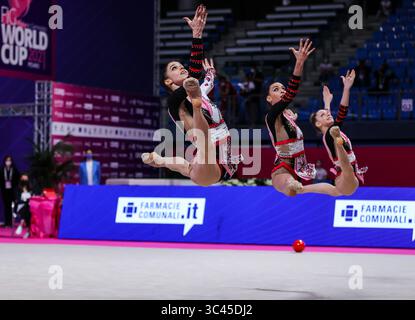 28. Mai 2021, Pesaro, Italien: Das italienische Team tritt während der Rhythmic Gymnastics FIG World Cup 2021 Pesaro in der Vitrifrigo Arena in Pesaro auf. (Kreditbild: © Fabrizio Carabelli/SOPA Images via ZUMA Wire) Stockfoto