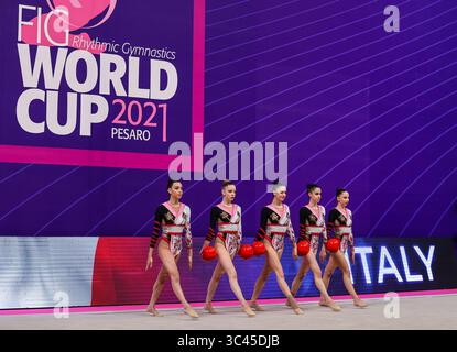 28. Mai 2021, Pesaro, Italien: Das italienische Team tritt während der Rhythmic Gymnastics FIG World Cup 2021 Pesaro in der Vitrifrigo Arena in Pesaro auf. (Kreditbild: © Fabrizio Carabelli/SOPA Images via ZUMA Wire) Stockfoto