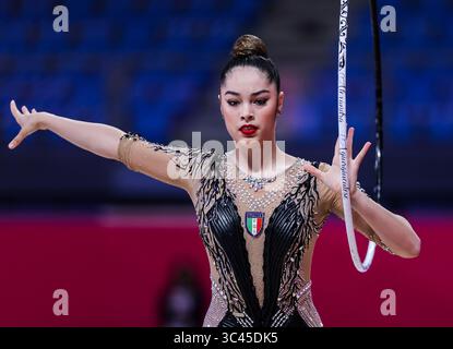 28. Mai 2021, Pesaro, Italien: Agiurgiuculese Alexandra (ITA) tritt während der Rhythmic Gymnastics FIG World Cup 2021 Pesaro in der Vitrifrigo Arena in Pesaro auf. (Kreditbild: © Fabrizio Carabelli/SOPA Images via ZUMA Wire) Stockfoto