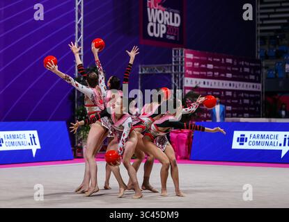 28. Mai 2021, Pesaro, Italien: Das italienische Team tritt während der Rhythmic Gymnastics FIG World Cup 2021 Pesaro in der Vitrifrigo Arena in Pesaro auf. (Kreditbild: © Fabrizio Carabelli/SOPA Images via ZUMA Wire) Stockfoto