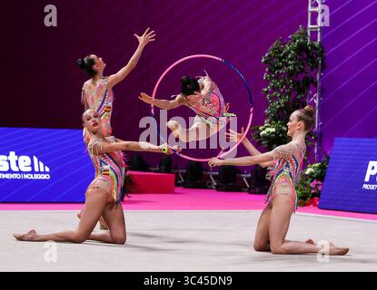 29. Mai 2021, Pesaro, Italien: Das spanische Team tritt während der Rhythmic Gymnastics FIG World Cup 2021 Pesaro in der Vitrifrigo Arena in Pesaro auf. (Kreditbild: © Fabrizio Carabelli/SOPA Images via ZUMA Wire) Stockfoto