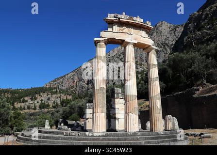 Die Tholos von Delphi, das Heiligtum von Athena Pronaia, Delphi, Griechenland, Europa. Der Tholos von Delphi gehört zu den antiken Strukturen des Heiligtums. Stockfoto
