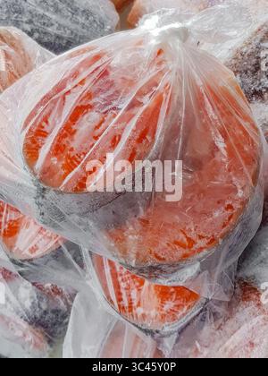 Gefrorene Lachssteaks in einer Plastiktüte auf der Theke auf dem Fischmarkt Stockfoto
