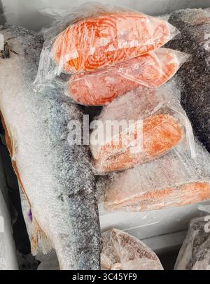 Gefrorene Lachssteaks in einer Plastiktüte auf der Theke auf dem Fischmarkt Stockfoto