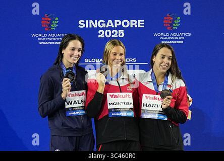 Singapur, Alex Walsh (L) aus den Vereinigten Staaten und Bronzemedaillengewinnerin Mary-Sophie Harvey aus Kanada posieren während der Verleihung des 200-m-Einzelmedley-Finales der Frauen im Schwimmen bei den Wassersport-Weltmeisterschaften in Singapur. Juli 2025. Goldmedaillengewinner Summer McIntosh (C) aus Kanada, Silbermedaillengewinner Alex Walsh (L) aus den Vereinigten Staaten und Bronzemedaillengewinner Mary-Sophie Harvey aus Kanada posieren während der Verleihung des 200-m-Einzelmedley-Finales der Frauen im Schwimmen bei den Wassersport-Weltmeisterschaften in Singapur am 28. Juli 2025. Quelle: Xia Yifang/Xinhua/Alamy Live News Stockfoto