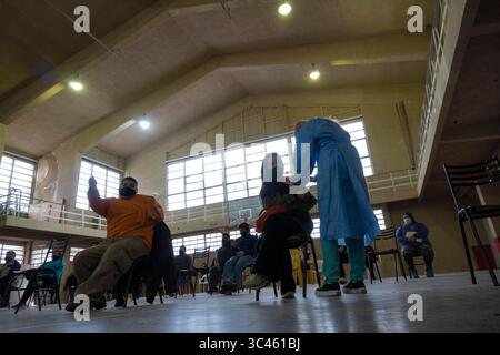 5. Juni 2021, Firmat, Santa Fe, Argentinien: In einem provisorischen Impfzentrum auf einem Basketballfeld bekommt eine Frau eine Impfung mit COVID-19 AstraZeneca-Impfstoff. (Bild: © Patricio Murphy/ZUMA Wire) Stockfoto