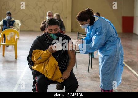 5. Juni 2021, Firmat, Santa Fe, Argentinien: In einem provisorischen Impfzentrum auf einem Basketballfeld bekommt ein Mann eine Impfung mit COVID-19 AstraZeneca-Impfstoff. (Bild: © Patricio Murphy/ZUMA Wire) Stockfoto