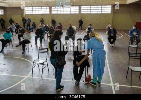 5. Juni 2021, Firmat, Santa Fe, Argentinien: In einem provisorischen Impfzentrum auf einem Basketballfeld bekommt eine Frau eine Impfung mit COVID-19 AstraZeneca-Impfstoff. (Bild: © Patricio Murphy/ZUMA Wire) Stockfoto