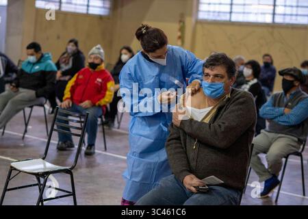 5. Juni 2021, Firmat, Santa Fe, Argentinien: In einem provisorischen Impfzentrum auf einem Basketballfeld bekommt ein Mann eine Impfung mit COVID-19 AstraZeneca-Impfstoff. (Bild: © Patricio Murphy/ZUMA Wire) Stockfoto
