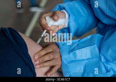 5. Juni 2021, Firmat, Santa Fe, Argentinien: In einem provisorischen Impfzentrum auf einem Basketballfeld bekommt ein Mann eine Impfung mit COVID-19 AstraZeneca-Impfstoff. (Bild: © Patricio Murphy/ZUMA Wire) Stockfoto