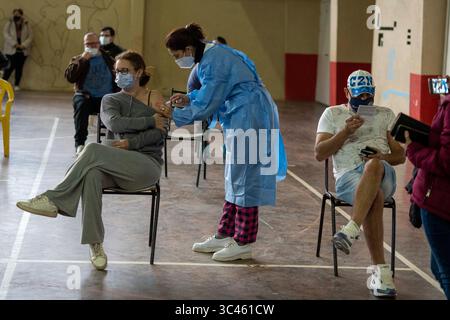 5. Juni 2021, Firmat, Santa Fe, Argentinien: In einem provisorischen Impfzentrum auf einem Basketballfeld bekommt eine Frau eine Impfung mit COVID-19 AstraZeneca-Impfstoff. (Bild: © Patricio Murphy/ZUMA Wire) Stockfoto