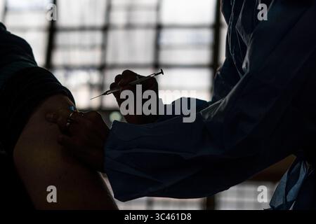 5. Juni 2021, Firmat, Santa Fe, Argentinien: In einem provisorischen Impfzentrum auf einem Basketballfeld bekommt ein Mann eine Impfung mit COVID-19 AstraZeneca-Impfstoff. (Bild: © Patricio Murphy/ZUMA Wire) Stockfoto