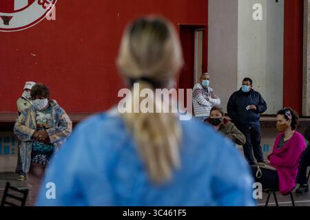 5. Juni 2021, Firmat, Santa Fe, Argentinien: In einem provisorischen Impfzentrum auf einem Basketballfeld warten die Menschen auf ihren Zug, um eine Impfung mit COVID-19-Impfstoff zu erhalten. (Bild: © Patricio Murphy/ZUMA Wire) Stockfoto