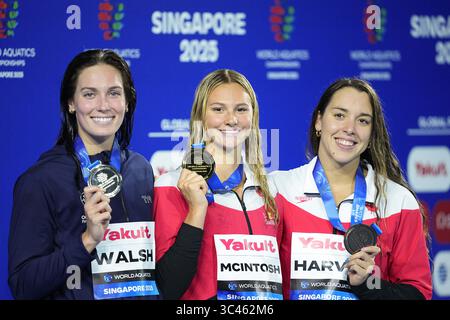 Singapur, Alex Walsh (L) aus den Vereinigten Staaten und Bronzemedaillengewinnerin Mary-Sophie Harvey aus Kanada posieren während der Verleihung des 200-m-Einzelmedley-Finales der Frauen im Schwimmen bei den Wassersport-Weltmeisterschaften in Singapur. Juli 2025. Goldmedaillengewinner Summer McIntosh (C) aus Kanada, Silbermedaillengewinner Alex Walsh (L) aus den Vereinigten Staaten und Bronzemedaillengewinner Mary-Sophie Harvey aus Kanada posieren während der Verleihung des 200-m-Einzelmedley-Finales der Frauen im Schwimmen bei den Wassersport-Weltmeisterschaften in Singapur am 28. Juli 2025. Quelle: Xue Yuge/Xinhua/Alamy Live News Stockfoto