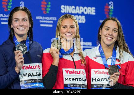 Singapur, Singapur. Juli 2025. Sommer McIntosh (CAN) Alex Walsh (USA) und Mary-Sophie Harvey (CAN) während der Aquatikweltmeisterschaft am Samstag im Singapore Sports Hub, Singapur am 28. Juli 2025. Foto: Antoine Lapeyre/ABACAPRESS.COM Credit: Abaca Press/Alamy Live News Stockfoto