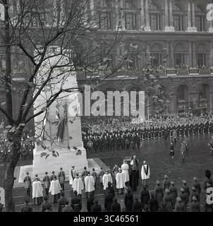 1950er Jahre, historisch, 11. November, Erinnerungssonntag im Cenotaph, Whitehall, London, England, Großbritannien. Der amtierende Monarch, Königin Elisabeth II., stand vor dem Denkmal, die Straße gesäumt von Soldaten und anderen Mitgliedern der Streitkräfte. Der jährliche Dienst erinnert an den Beitrag der britischen und der Commonwealth-Militär- und Zivilsoldaten in den beiden Weltkriegen. Stockfoto