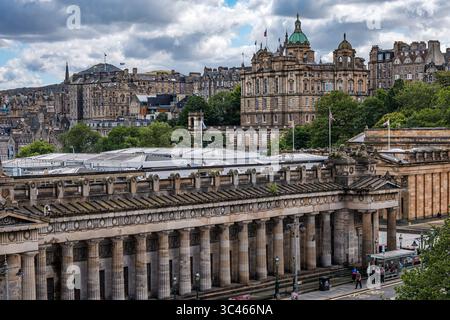 Blick über das Stadtzentrum mit Lloyds Bank Hauptsitz & National Gallery, Edinburgh, Schottland, Großbritannien Stockfoto