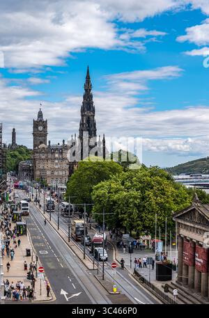 Blick auf die Princes Street mit Scott Monument & Balmoral Uhrenturm & Nelson Monument auf Calton Hill, Edinburgh, Schottland, Großbritannien Stockfoto
