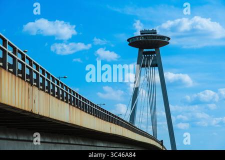 UFO-Turm auf der Brücke des Slowakischen Widerstands in Bratislava, Slowakei *** UFO-Turm auf der Brücke des Slowakischen Widerstands in Bratislava, Slowakei Stockfoto