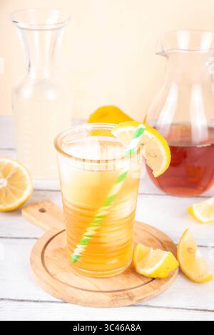 Long Island Limoncello, Limoncello Eistee verdreht Rezept, alkoholfreier Arnold Palmer mit italienischem Zitronenlikör Stockfoto