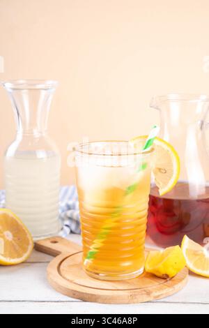 Long Island Limoncello, Limoncello Eistee verdreht Rezept, alkoholfreier Arnold Palmer mit italienischem Zitronenlikör Stockfoto