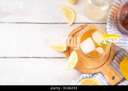 Long Island Limoncello, Limoncello Eistee verdreht Rezept, alkoholfreier Arnold Palmer mit italienischem Zitronenlikör Stockfoto