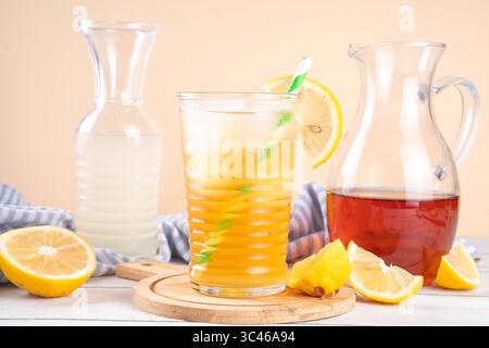 Long Island Limoncello, Limoncello Eistee verdreht Rezept, alkoholfreier Arnold Palmer mit italienischem Zitronenlikör Stockfoto