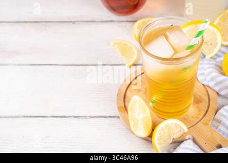 Long Island Limoncello, Limoncello Eistee verdreht Rezept, alkoholfreier Arnold Palmer mit italienischem Zitronenlikör Stockfoto