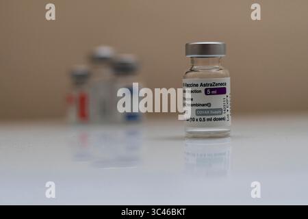 Juni 2021, Firmat, Santa Fe, Argentinien: Eine Durchstechflasche mit AstraZeneca COVID-19-Impfstoff, erste Dosis, mit Durchstechflaschen mit anderen Impfstoffen im Hintergrund. (Bild: © Patricio Murphy/ZUMA Wire) Stockfoto