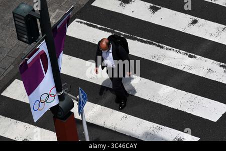 8. Juni 2021, Tokio, Japan: Ein Mann geht an einem Gedenkbanner für die Olympischen Spiele 2020 in Tokio vorbei. Foto aufgenommen in Tokio am Dienstag, 08. Juni 2021 (Foto: © Ramiro Agustin Vargas Tabares/ZUMA Wire) Stockfoto