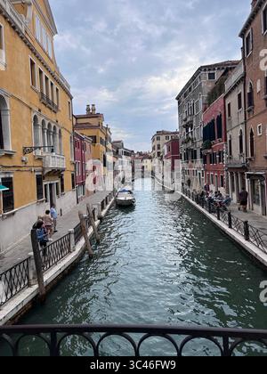 Der schwebende Charme Venedigs steht mit Gondeln und historischen Gebäuden in perfekter Harmonie. Stockfoto